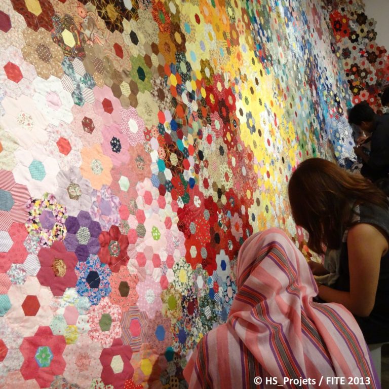 Photographie d'un atelier patchwork géant durant l'édition FITE 2013 au Vietnam